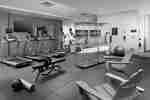 Fitness center con attrezzature per l'allenamento