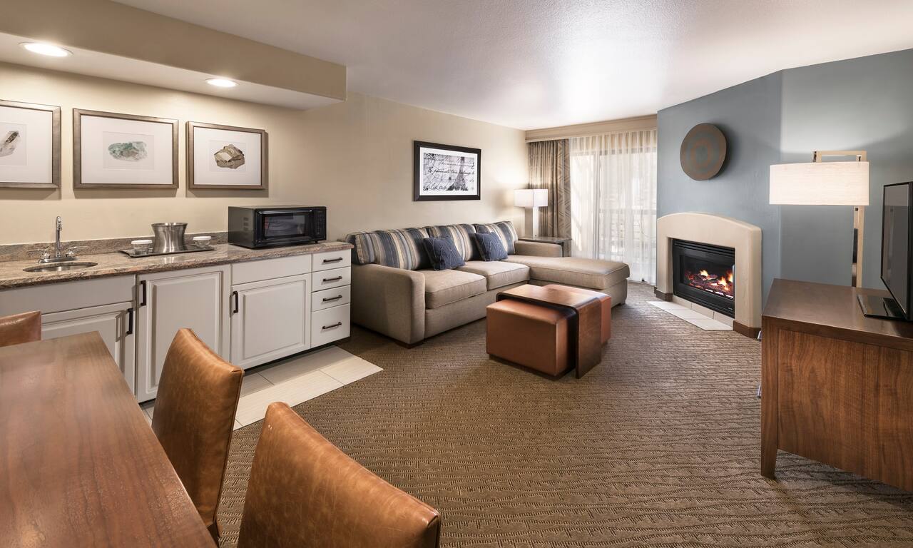 Premium King Suite - Living Room-transition