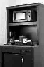 Skříňka pro pohostinství s mikrovlnnou troubou, kávovarem a chladničkou