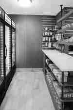 متجر وجبات خفيفة مع مشروبات باردة