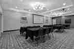 jednací prostor se stoly a sedadly