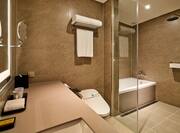deluxe room bathroom with tub and shower