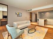 king premium suite lounge area