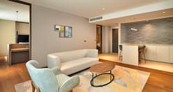 king premium suite lounge area