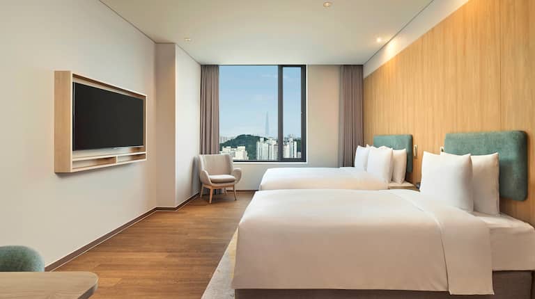 queen family room with two beds