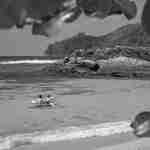 Mies ja poika melonta meressä. 