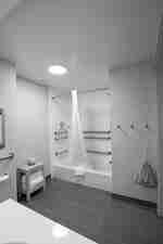 Engelli Erişimi Olan Küvet Bulunan Banyo