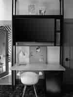 Televize na stole a na stěně v pokoji