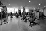 Фитнес-центр со скамейками и кардиотренажерами