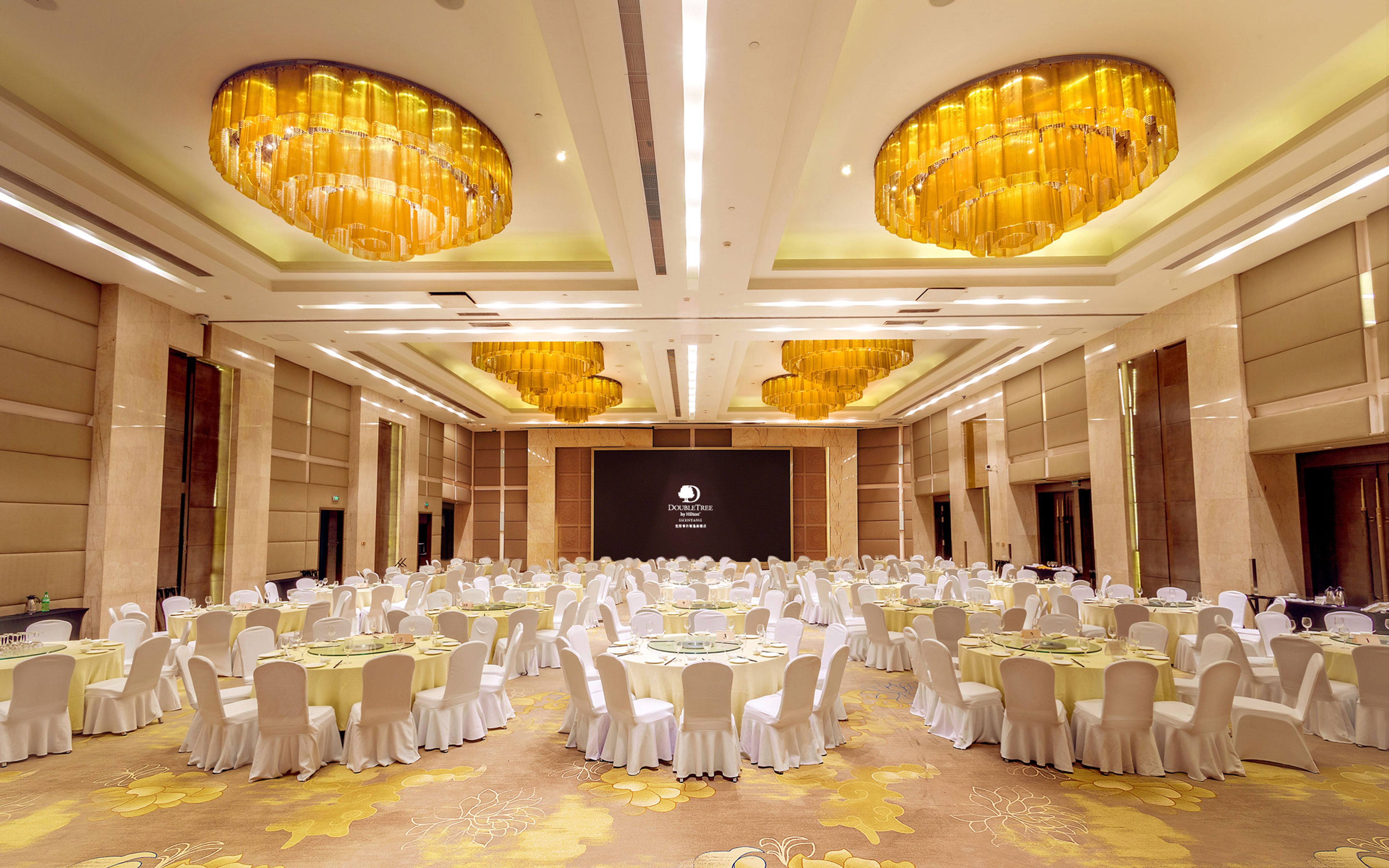 Grand_Ballroom Setup with Round Tables for an Event 