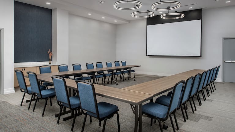 Meeting room in u-shape setup with projector screen