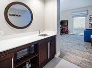 Accessible King Guestroom With Wet Bar