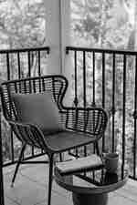 ที่นั่งพร้อมระเบียงพร้อมหนังสือพิมพ์และแก้ว