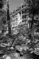 ภายนอกโรงแรมพร้อมแม่น้ําและต้นไม้