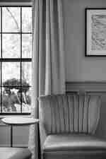 เก้าอี้ในห้องพร้อมงานศิลปะบนผนัง