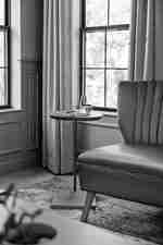 เก้าอี้ในห้องพักพร้อมโต๊ะ