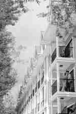 ภายนอกโรงแรมพร้อมคู่รักที่ระเบียง