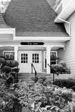 ทางเข้าโรงแรมพร้อมพุ่มไม้ที่ด้านหน้า