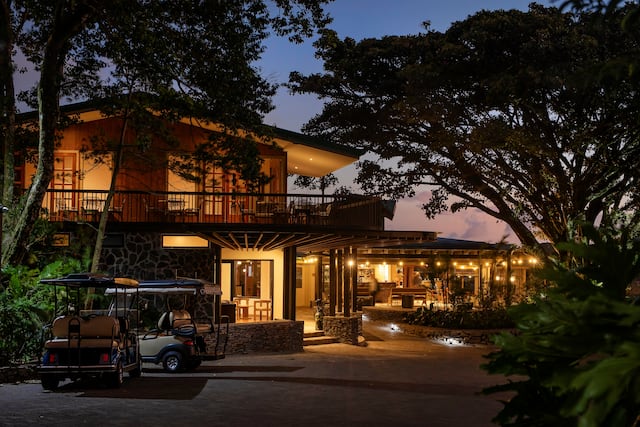 Extérieur de l'hôtel avec entrée