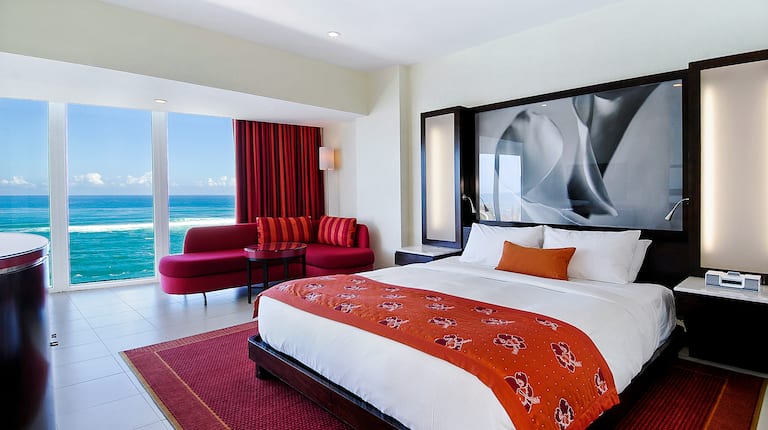 Chambre avec très grand lit et vue sur l'océan