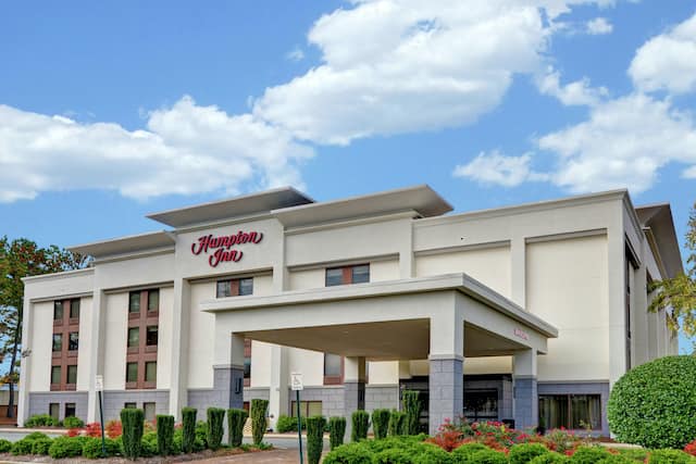 Hampton Inn Hotel Exterior