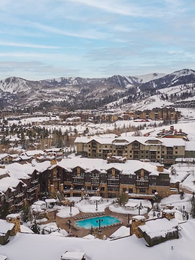 Luftaufnahme des Außenbereichs des Hotels bei starkem Schneefall