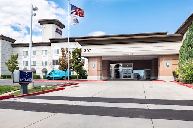 Hampton Inn Hotel Exterior Entrance and View of Hampton Shuttle