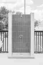 ห้องอาบน้ําในสระว่ายน้ํากลางแจ้ง