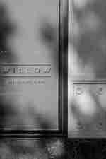 在「Willow Restaurant and Bar」餐廳入口旁簽名