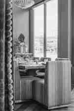 Willow 餐廳及酒吧提供大型餐桌，可供用餐