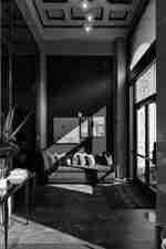 酒店入口設有休息區及牆飾