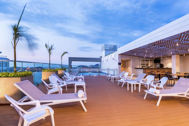 Vue du bar de la piscine et du Sky Bar
