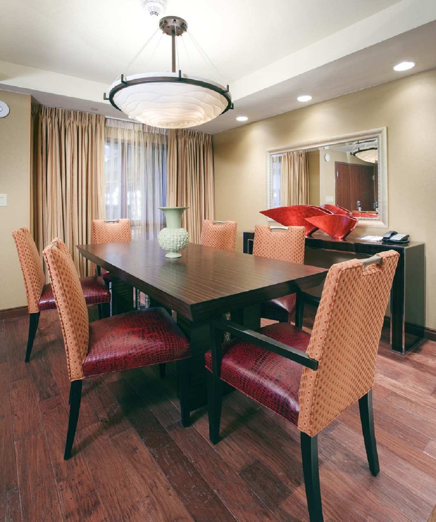 Presidential Suites - Dining Table