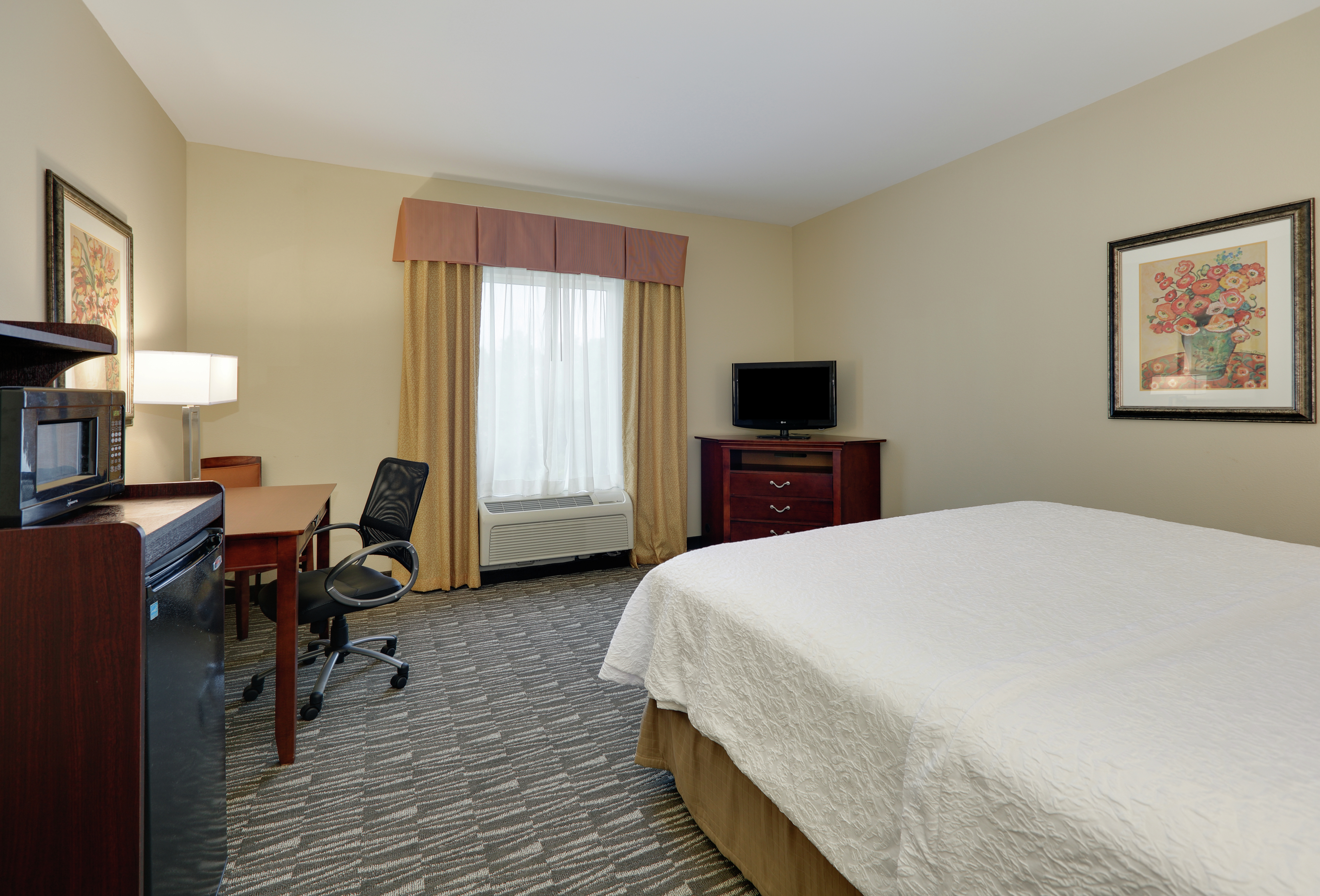 King Guestroom With Bed And Amenities