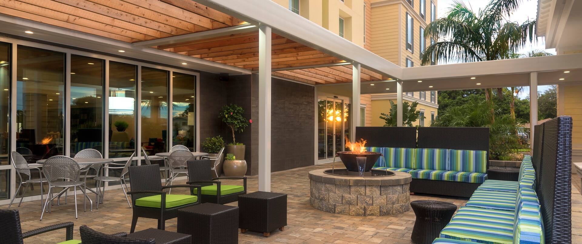 Outdoor Firepit and Lounge Seating