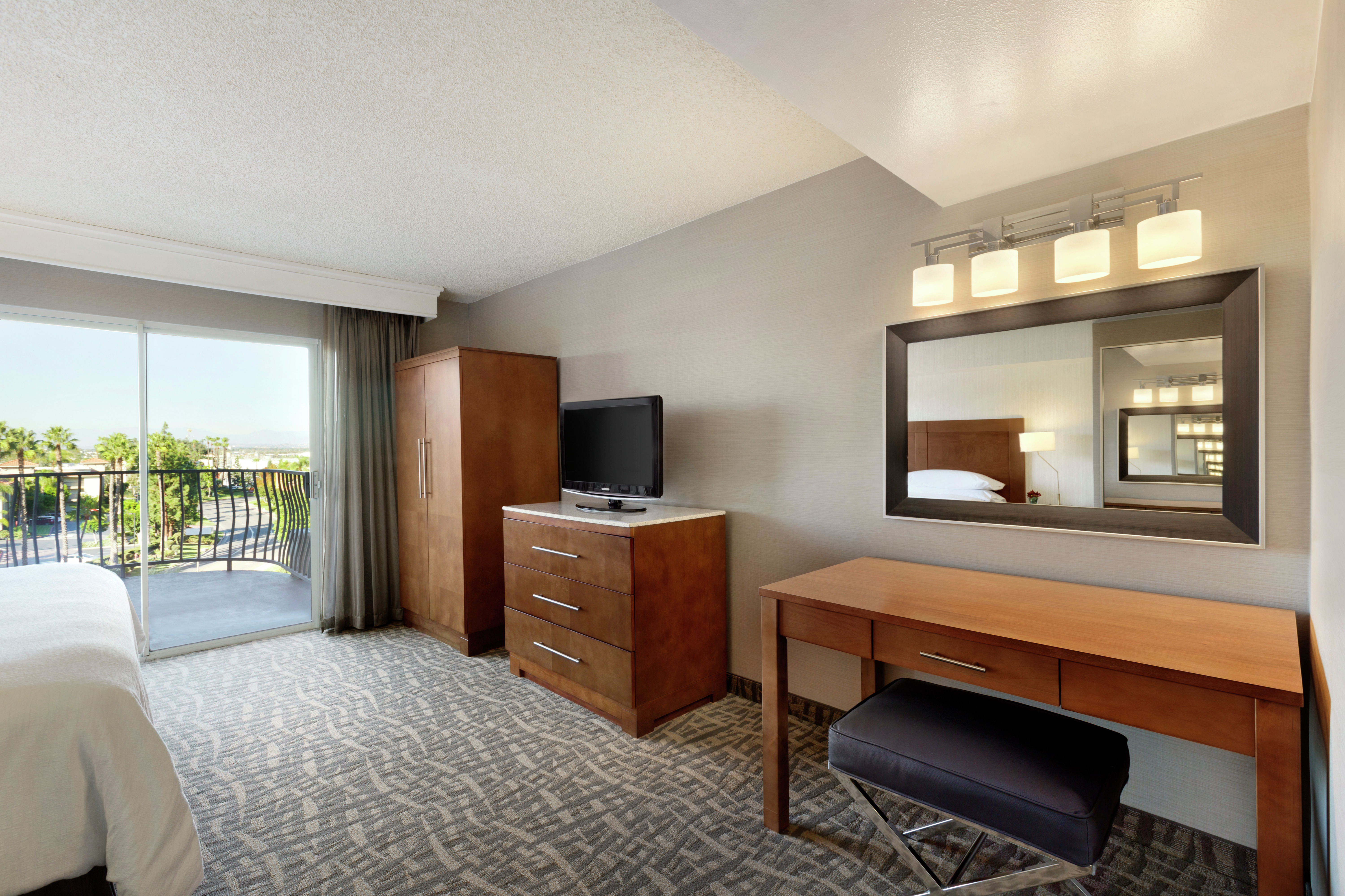 Single King Guestroom Suite with Balcony