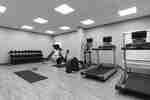 ศูนย์ฟิตเนสที่กว้างขวางพร้อมอุปกรณ์ที่ทันสมัย