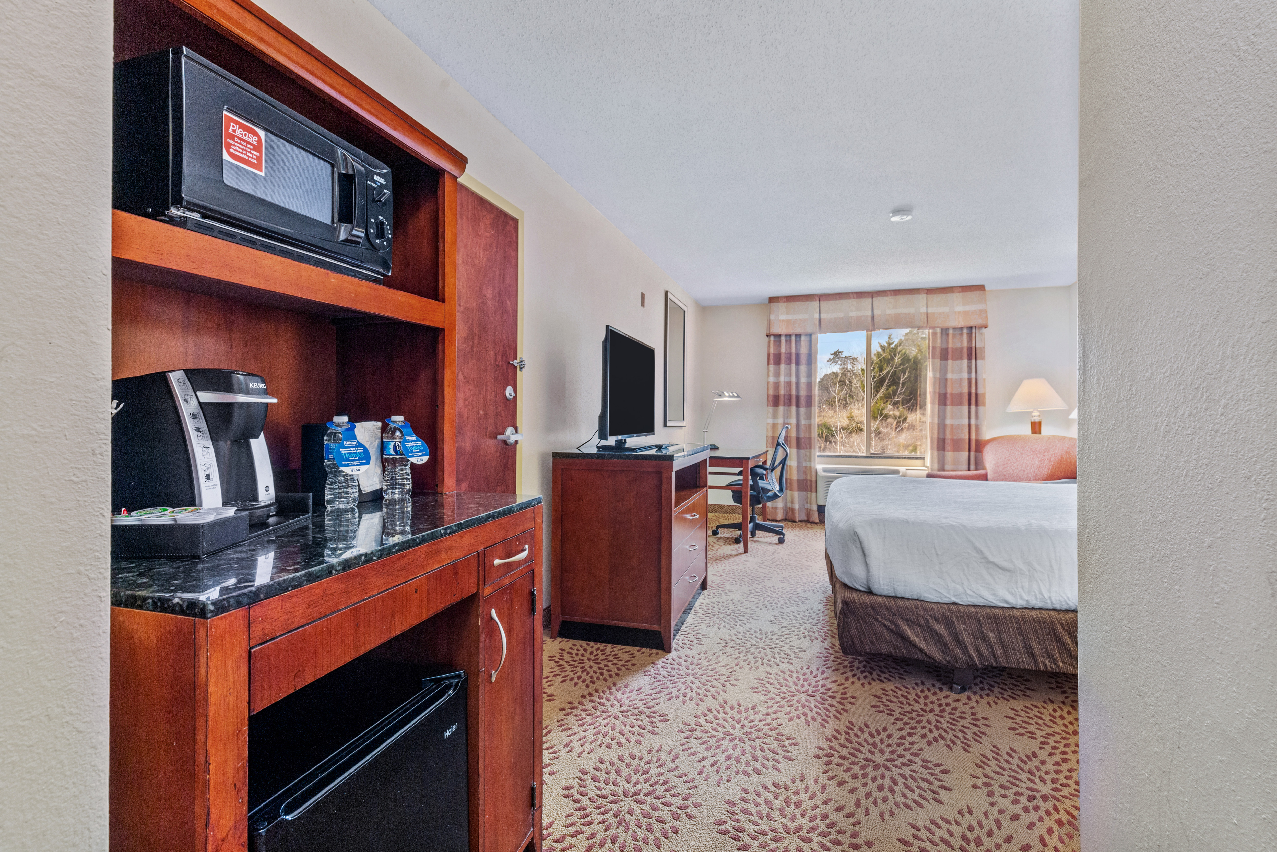 King Guestroom With Amenities 