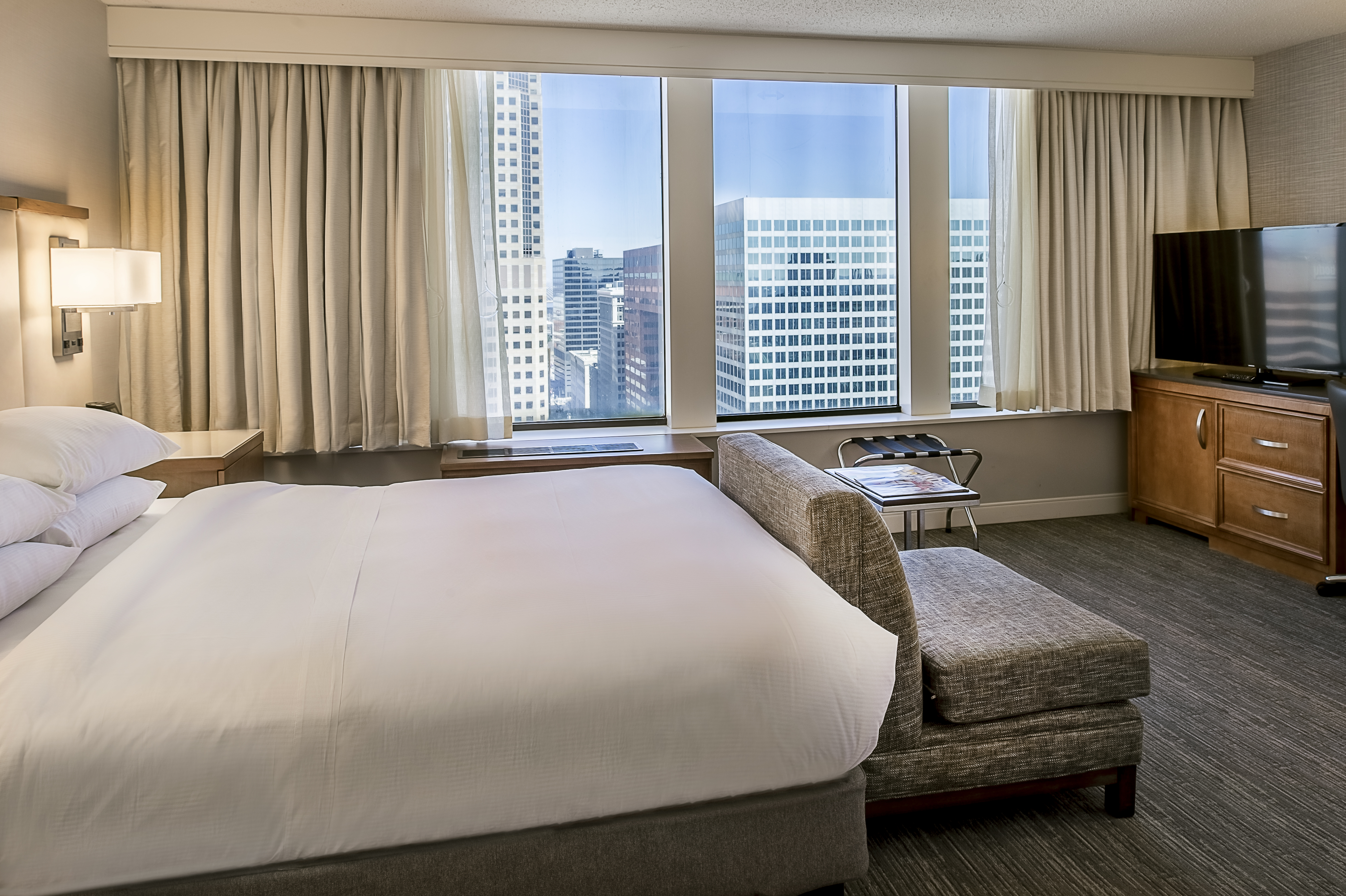 Guestroom with Queen Bed, Television and City View