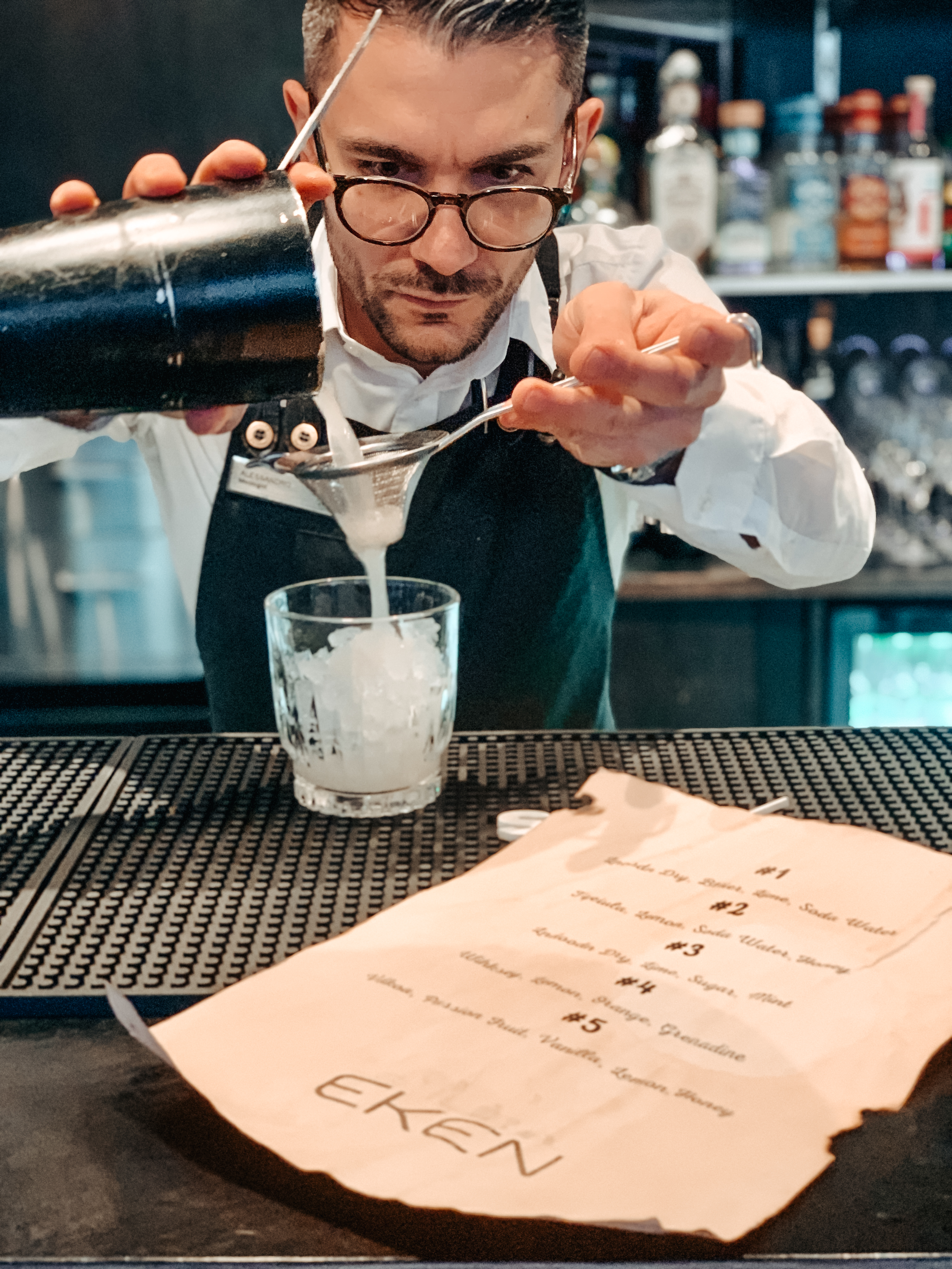 Barkeeper bereitet einen Cocktail in der Bar "Eken" zu