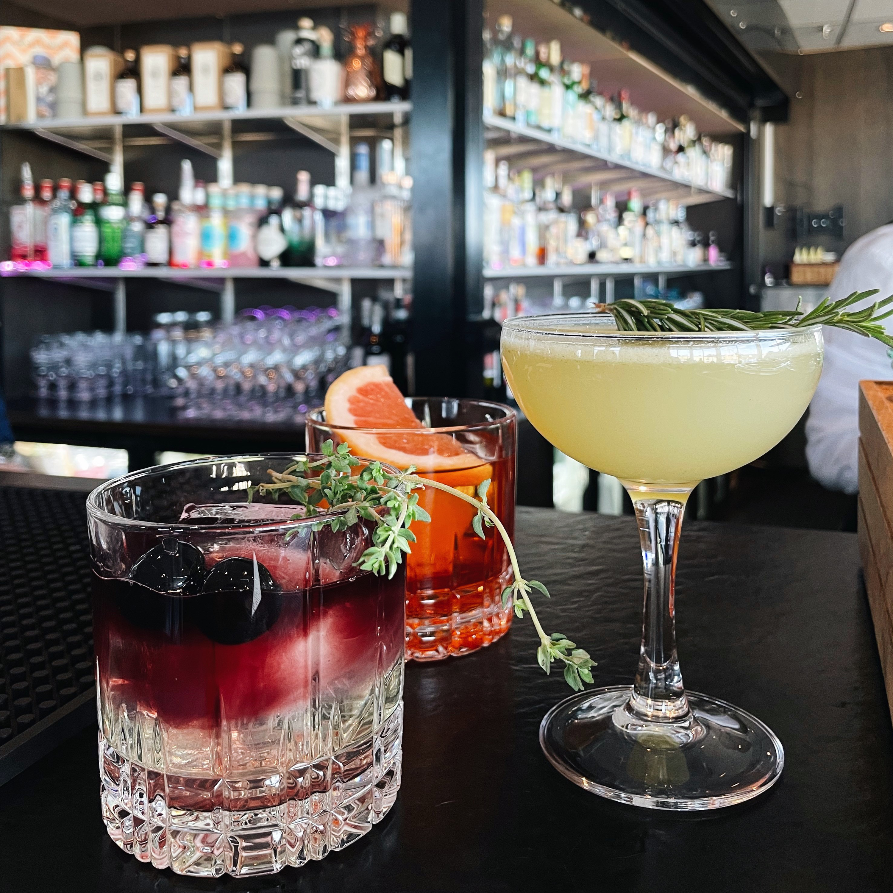 Cocktail-Drinks in einer Bar