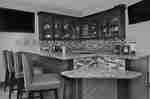Loungebereich der Bar mit Stuhl und Bartheke
