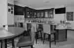 Loungebereich der Bar mit Stuhl und Bartheke