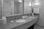 Badezimmer mit Toilettentisch