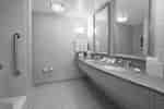 Gästebadezimmer mit Toilettentisch und Badewanne