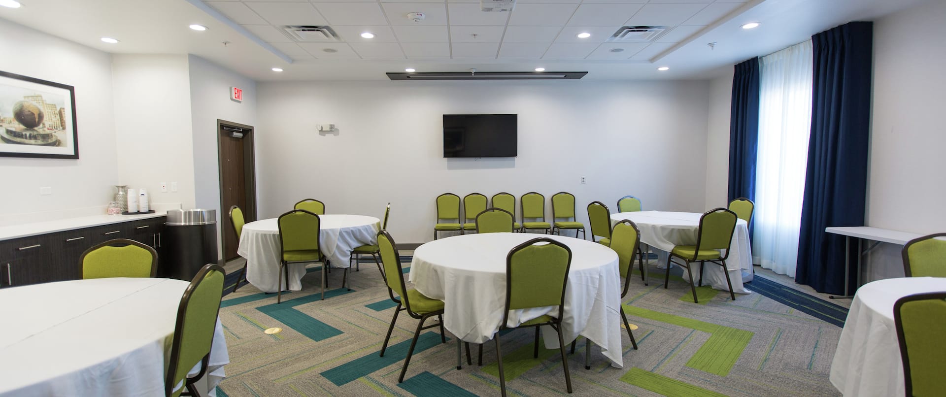 Meeting area with tables and chairs