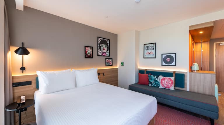 Schlafzimmer mit Beistelltisch und Sofa