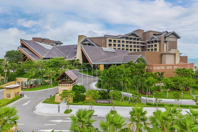 eksterior dan jalan hotel