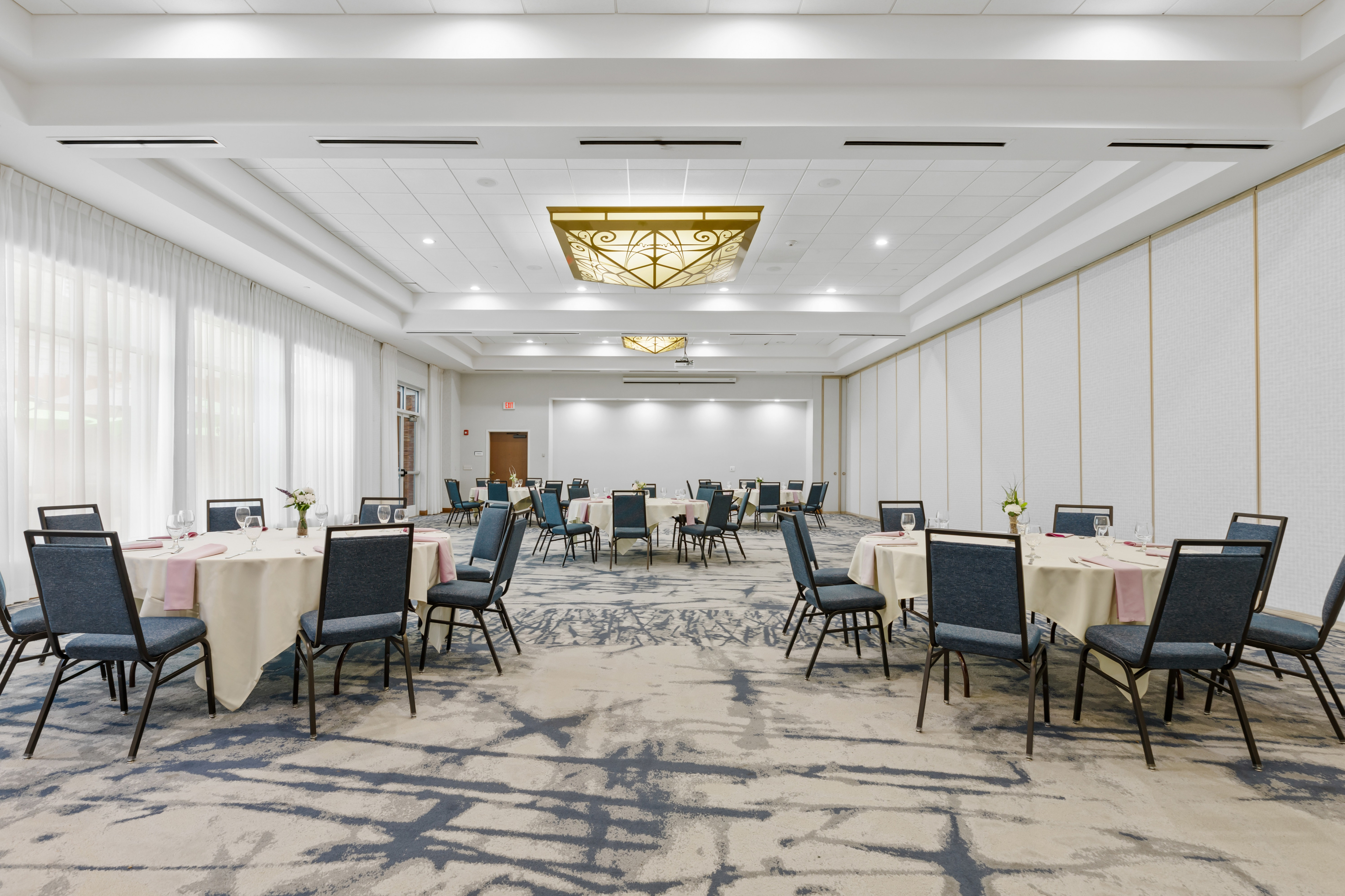 Reisling meeting room, banquet round tables