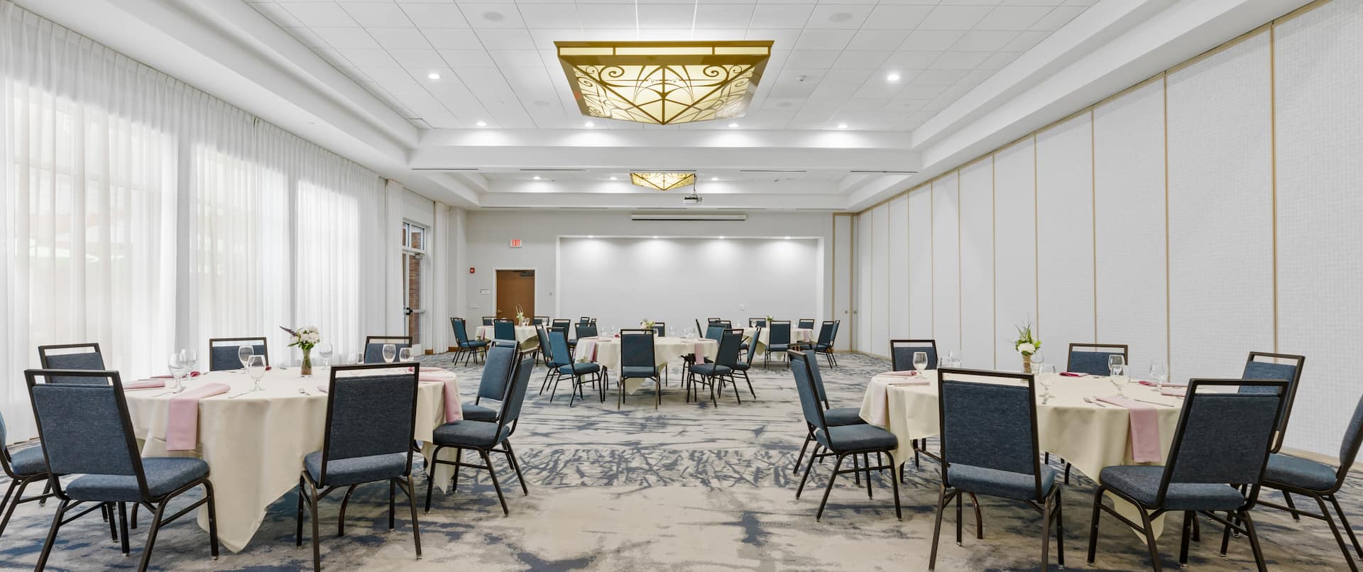 Reisling meeting room, banquet round tables